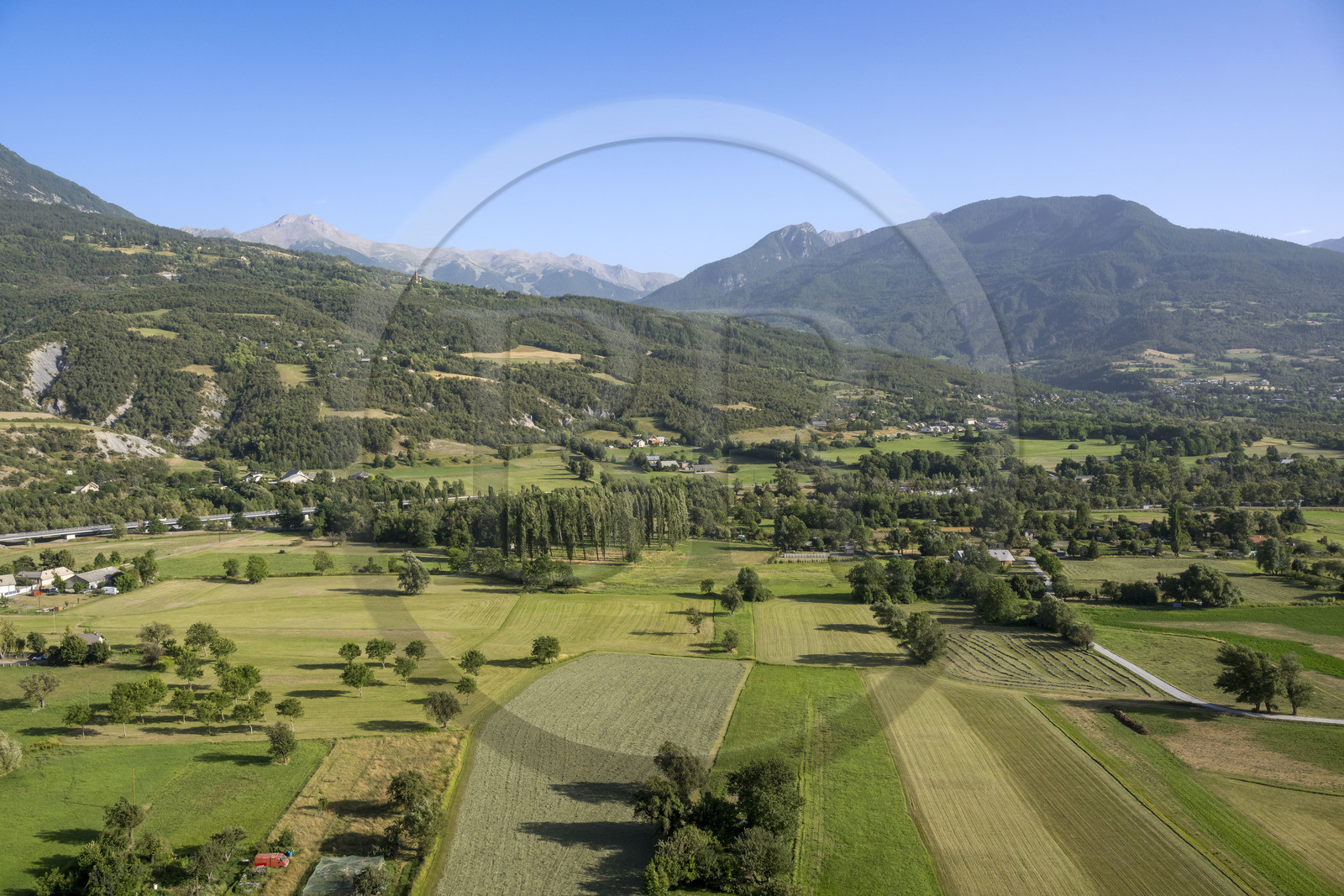 France, Hautes Alpes (05), Embrun, vue sur la vallée de la Durance et les massifs au Sud de la ville depuis la Promenade du bord du Roc sur les remparts