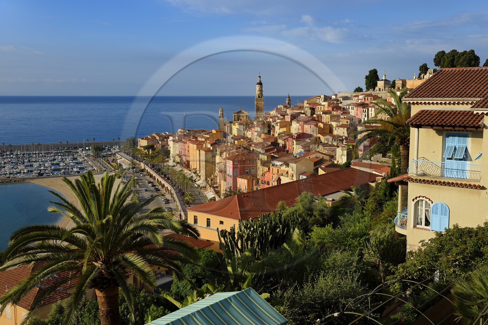France, Alpes-Maritimes (06), Menton, la vieille ville dominée par la Basilique Saint Michel