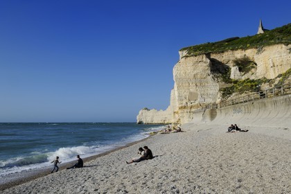 France, Seine-Maritime (76), Pays de Caux, Côte d'Albâtre, Etretat, la falaise d'Aval et l'église Notre-Dame-de-la-Garde