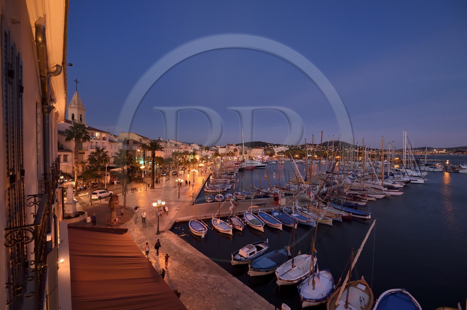 France, Var (83), Sanary-sur-Mer, barques traditionnelles de peche appelées pointus sur le port et l'église Saint-Nazaire