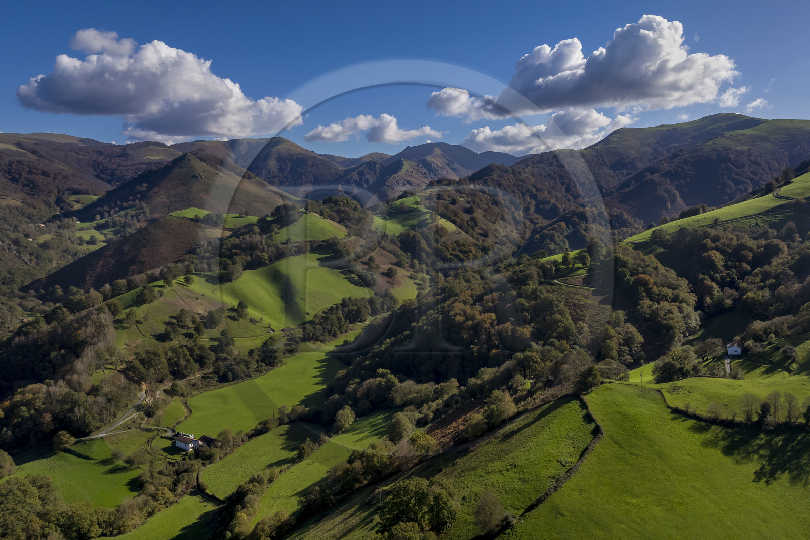 France, Pyrénées-Atlantiques (64), Pays-Basque, la vallée des Aldudes à Urepel, le Kintoa (le pays Quint) au sud de la vallée à cheval de la frontière espagnole (vue aérienne)
