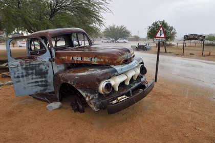 Namibie, région de Khomas, désert du Namib à l'Est du parc national Namib Naukluft, épave de Ford à la station essence de Solitaire sous la pluie