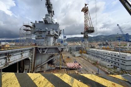 France, Var (83), Toulon, la base navale (Arsenal), le porte-avions à propulsion nucléaire Charles de Gaulle en rénovation de mi-vie, l'un des ascenseurs géants pour rafales et l'ilot central