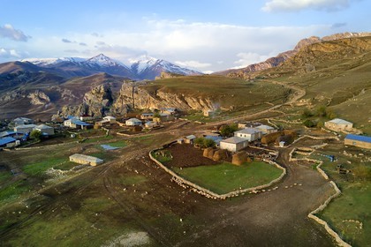 Azerbaïdjan, région de Quba (Guba), chaine de montagne du Grand Caucase, village de Giriz à l'aube (vue aérienne)