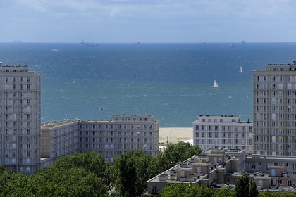 France, Seine-Maritime (76), Le Havre, Centre-ville reconstruit du Havre par Auguste Perret classé Patrimoine Mondial de l'UNESCO, immeubles Perret de la Porte Océane au bout de l'avenue Foch