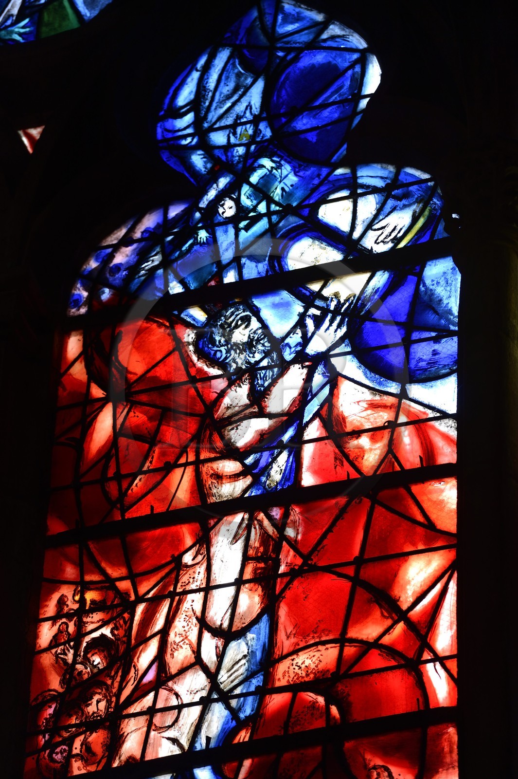 France, Moselle (57), Metz, la cathédrale Saint-Etienne, vitraux du déambulatoire nord avec pour sujets des épisodes de l’Ancien Testament par Marc Chagall (XXe siècle) réalisés par l’atelier Simon-Marq à Reims (droits réservés)