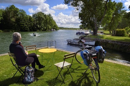 France, Charente-Maritime, Saintonge, Port-d'Envaux, cyclist traveling along the cycle route La Flow Vélo having a café at the port