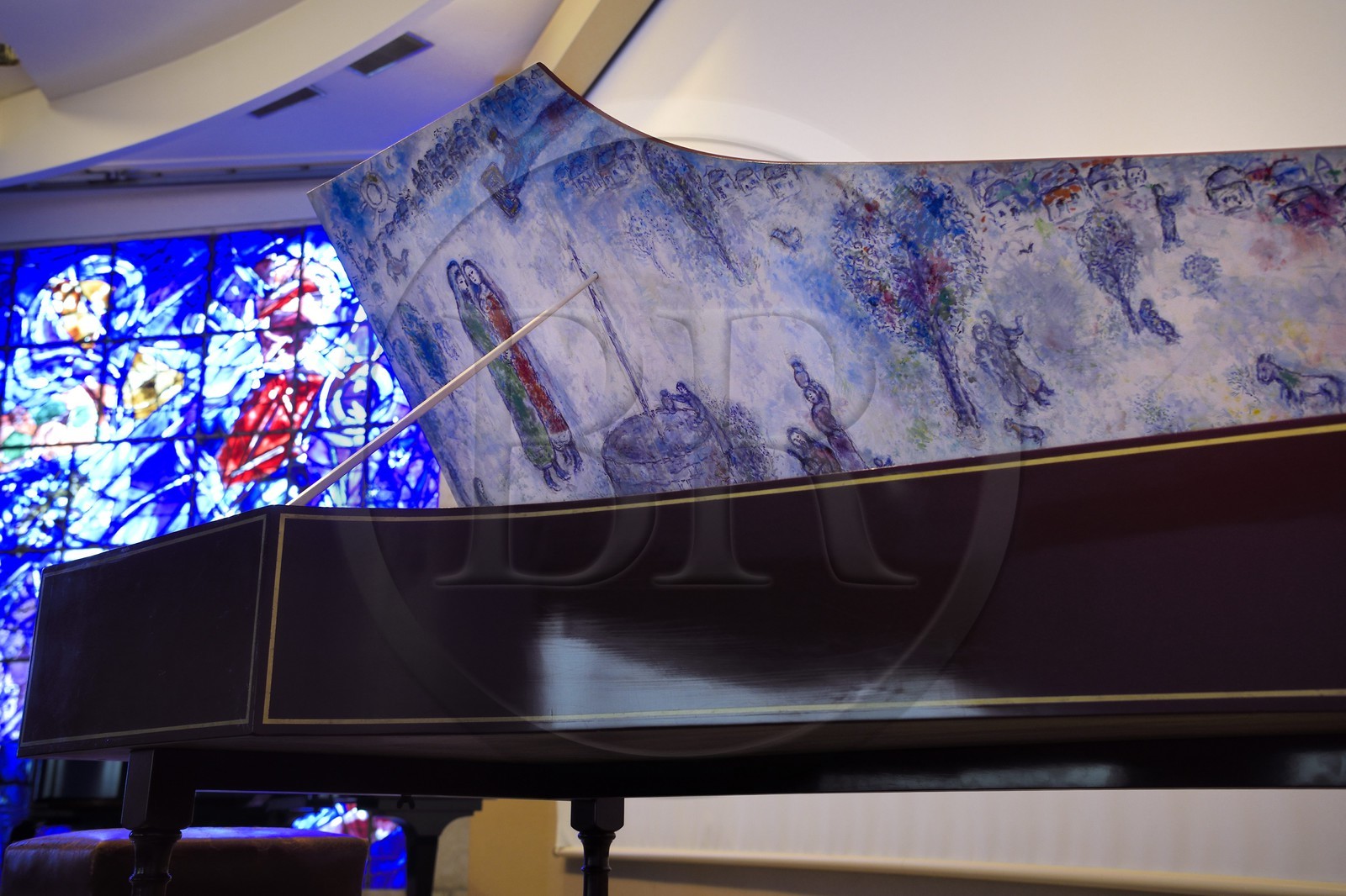 France, Alpes-Maritimes (06), Nice, musée national Marc Chagall de l'architecte André Hermant et créé à l'initiative d'André Malraux, le clavecin peint par Marc Chagall La rencontre d’Isaac et Rebecca au puits (1980) et le vitrail illustrant la Création du Monde dans l'auditorium