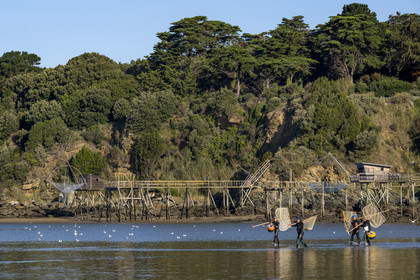 France, Loire-Atlantique (44), Baie de Bourgneuf, Pornic, cabanes de pêche traditionnelle au carrelet en bordure de la plage de Crêve-coeur à La Bernerie-en-Retz, pecheurs à pied de crevettes à l'épuisette