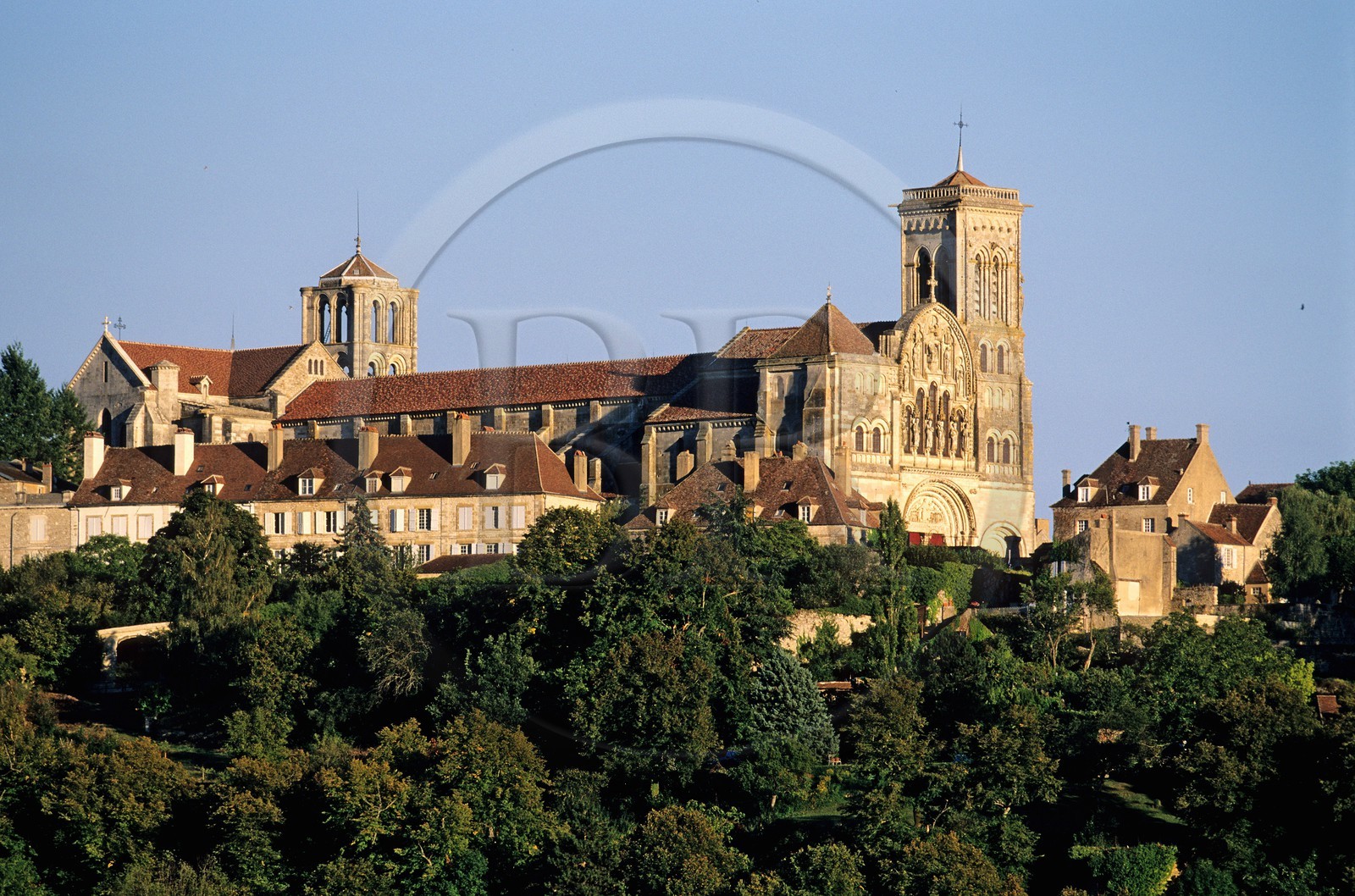 France, Yonne (89), Vézelay, labellisé Les Plus Beaux Villages de France, dominée par la basilique Sainte-Madeleine