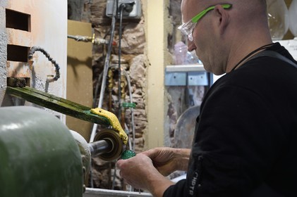 France, Moselle (57), Meisenthal, Centre international d’Art verrier (CIAV), ébauche sur une boule de Noël avant perçage