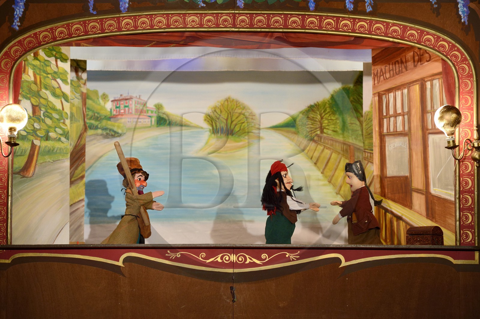 France, Rhône (69), Lyon, site historique classé Patrimoine Mondial de l'UNESCO, Vieux Lyon, quartier Saint-Georges, place de la Trinité, le Théatre la Maison de Guignol, Guignol dans un décor où apparait le restaurant de Paul Bocuse