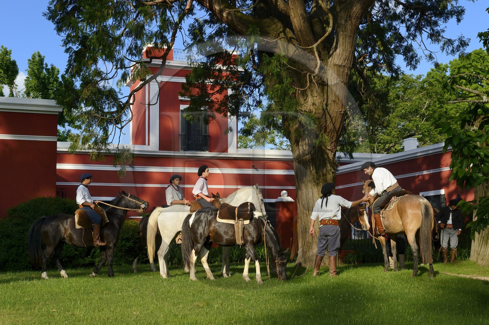 Argentine, province de Buenos Aires, San Antonio de Areco, groupe de gauchos à cheval devant l'estancia La Bamba de Areco