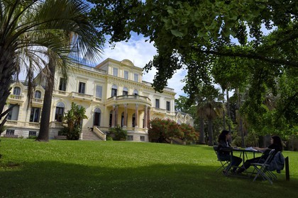 France, Alpes-Maritimes (06), Cannes, le parc de la médiathèque Noailles dans la Villa Rothschild construite en 1881