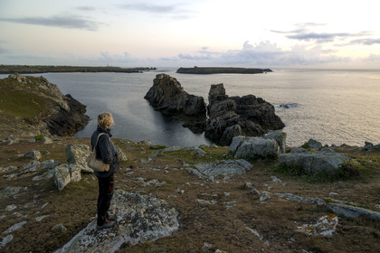 France, Finistère (29), Mer d'Iroise, Ile d'Ouessant, Pointe de Kadoran, les rochers de la cote dechiquetée au Nord de l'Ile, l'Ile de Keller et le phare du Créac’h en arrière plan