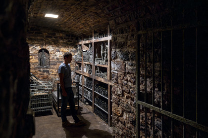 France, Côte-d'Or (21), Paysage culturel des climats de Bourgogne classés Patrimoine Mondial de l'UNESCO, Route des Grands Crus, vignoble de la Côte de Nuits, Gevrey-Chambertin, Domaine Dugat, Bertrand Dugat dans sa cave à vin