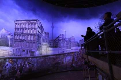 Allemagne, Berlin, le Panorama Asisi, le quotidien de chaque côté du Mur de Berlin un jour d'automne des années 1980 par l'artiste Yadegar Asisi