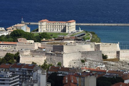 France, Bouches-du-Rhône (13), Marseille, quartier du Pharo, entrée du Vieux Port, palais du Pharo et le fort Saint-Nicolas au premier plan