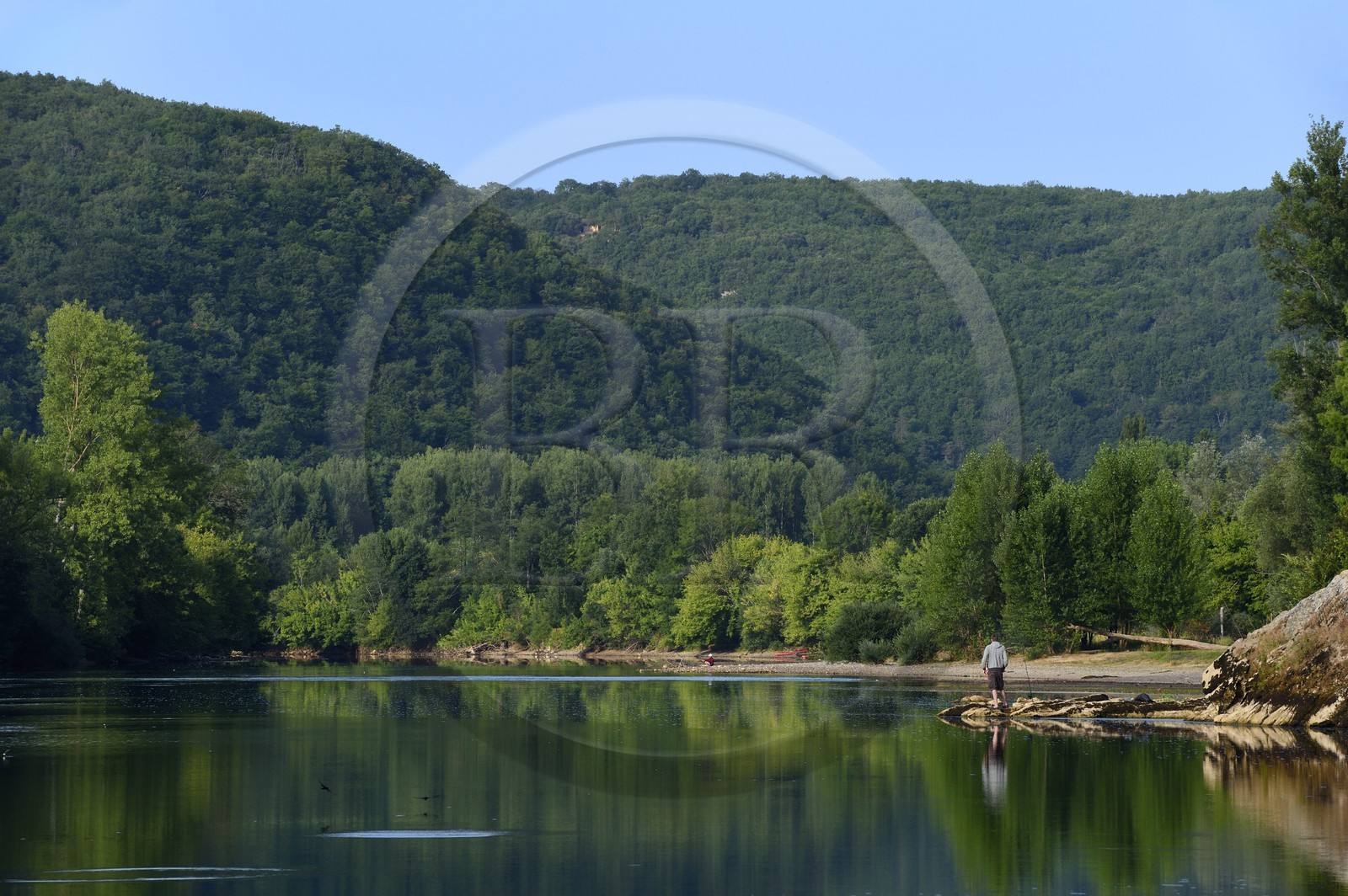 France, Dordogne (24), Périgord Noir, vallée de la Dordogne, la rivière Dordogne en aval de La Roque-Gageac, labellisé Les Plus Beaux Villages de France