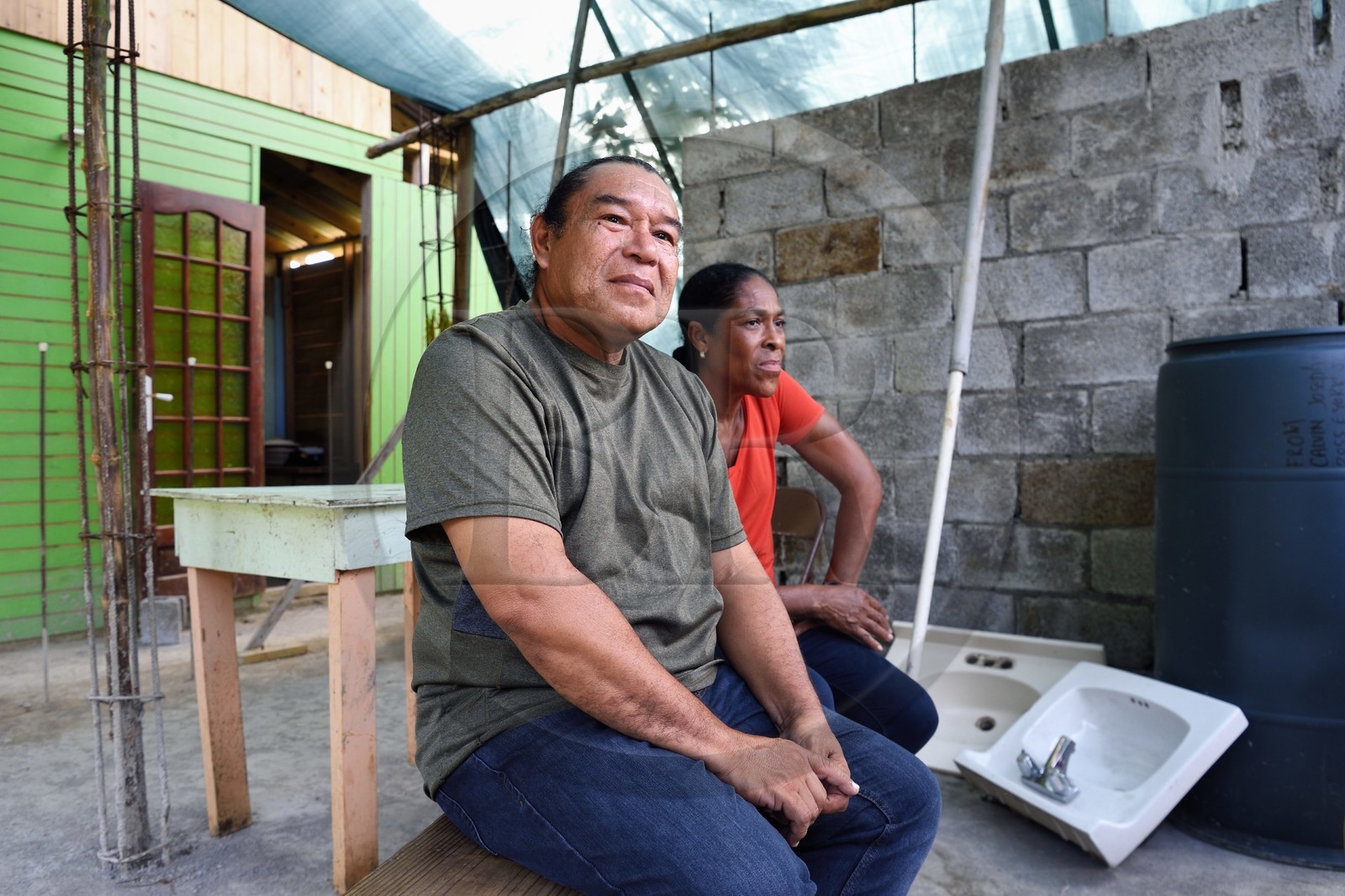 Caraïbes, Ile de la Dominique, Territoire Kalinago unique réserve amérindienne de l'archipel des Antilles, village de Touna Auté, l'ancien chef des Kalinago Irvince Auguiste et sa femme Louisette, dans le chantier de sa maison détruite par l'ouragan Maria en 2017