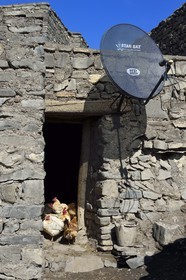Azerbaïdjan, région de Quba (Guba), chaine de montagne du Grand Caucase, village de Khinalug (Xinaliq), poulailler et antenne satellite