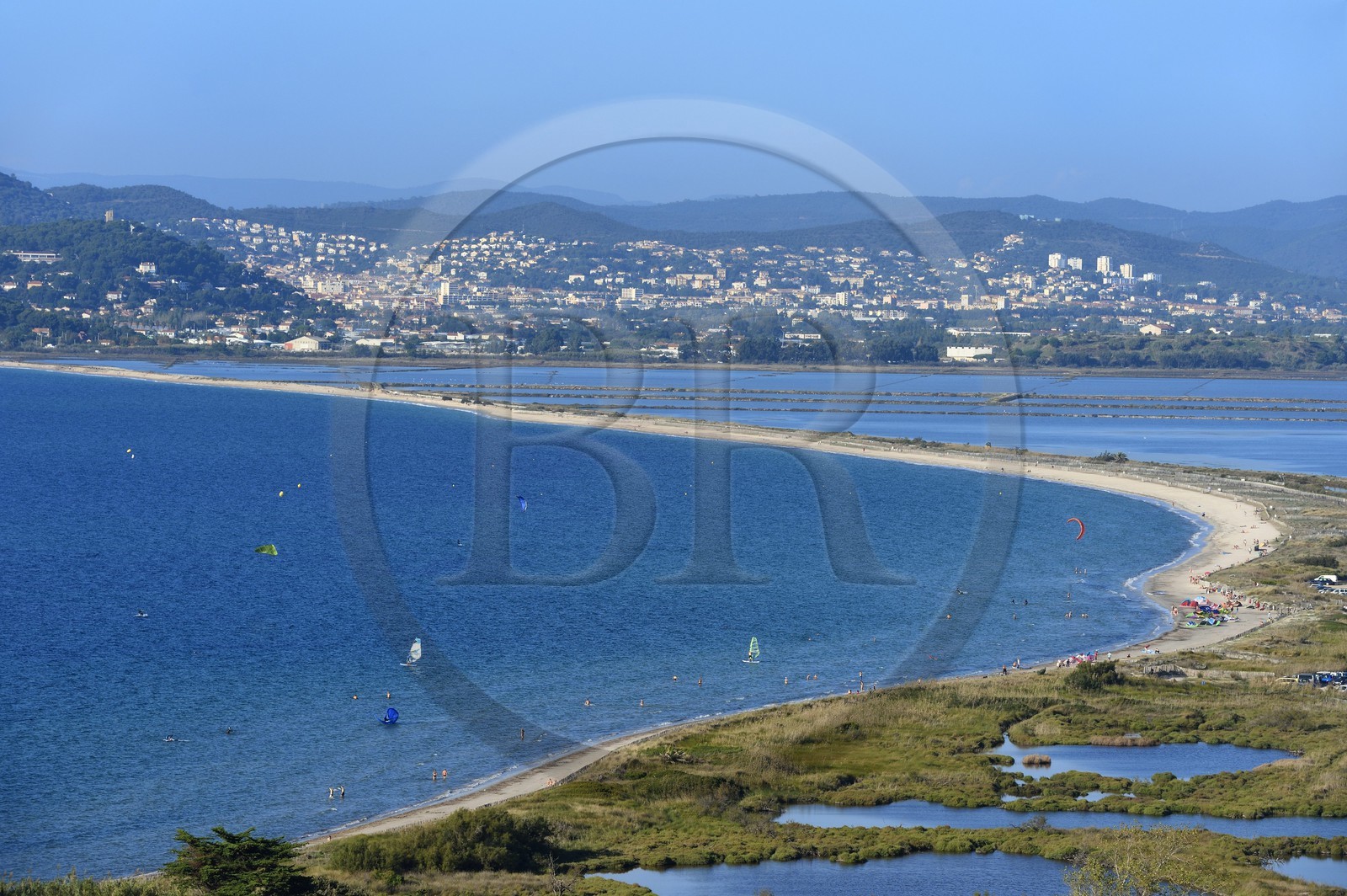 France, Var (83), Hyères, tombolo de la Presqu'Ile de Giens, plage de l'Almanarre, anciens salins et Hyères en arrière plan