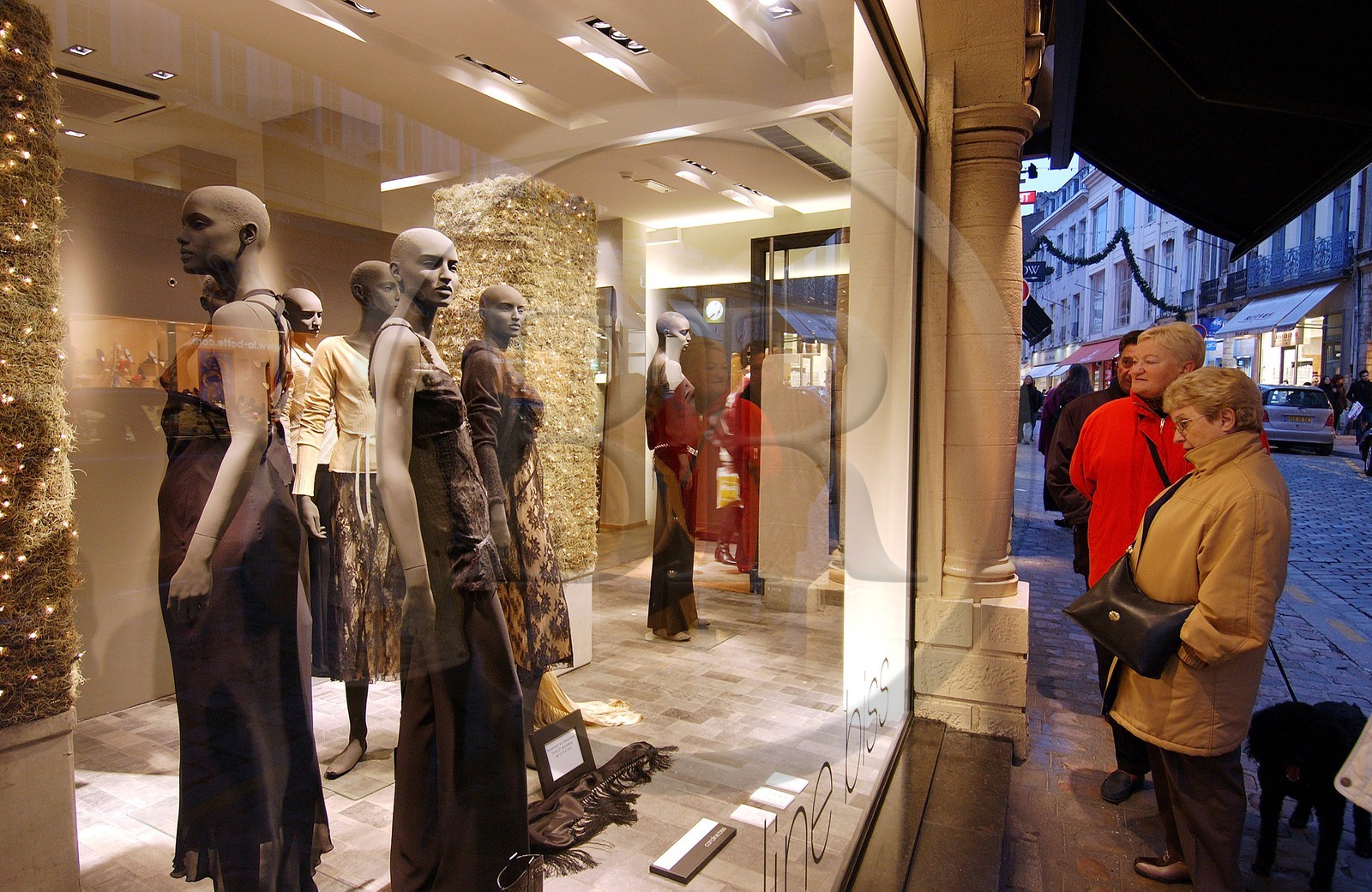 France, Nord (59), Lille, rue Grande Chaussée, vitrine d'une boutique de luxe France, Nord (59), Lille, rue Grande Chaussée, vitrine d'une boutique de luxe