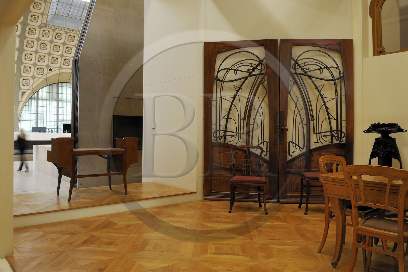 France, Paris (75), le musée d'Orsay, salle Art Nouveau, Porte à deux vantaux provenant de la devanture du magasin Coutolleau à Angers par Hector Guimard