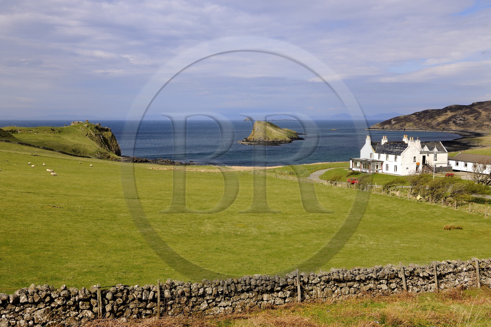 Royaume-Uni, Ecosse, région des Highlands, les Hébrides, île de Skye, pointe de Trotternish, ruine de Duntulm castle et petit hôtel