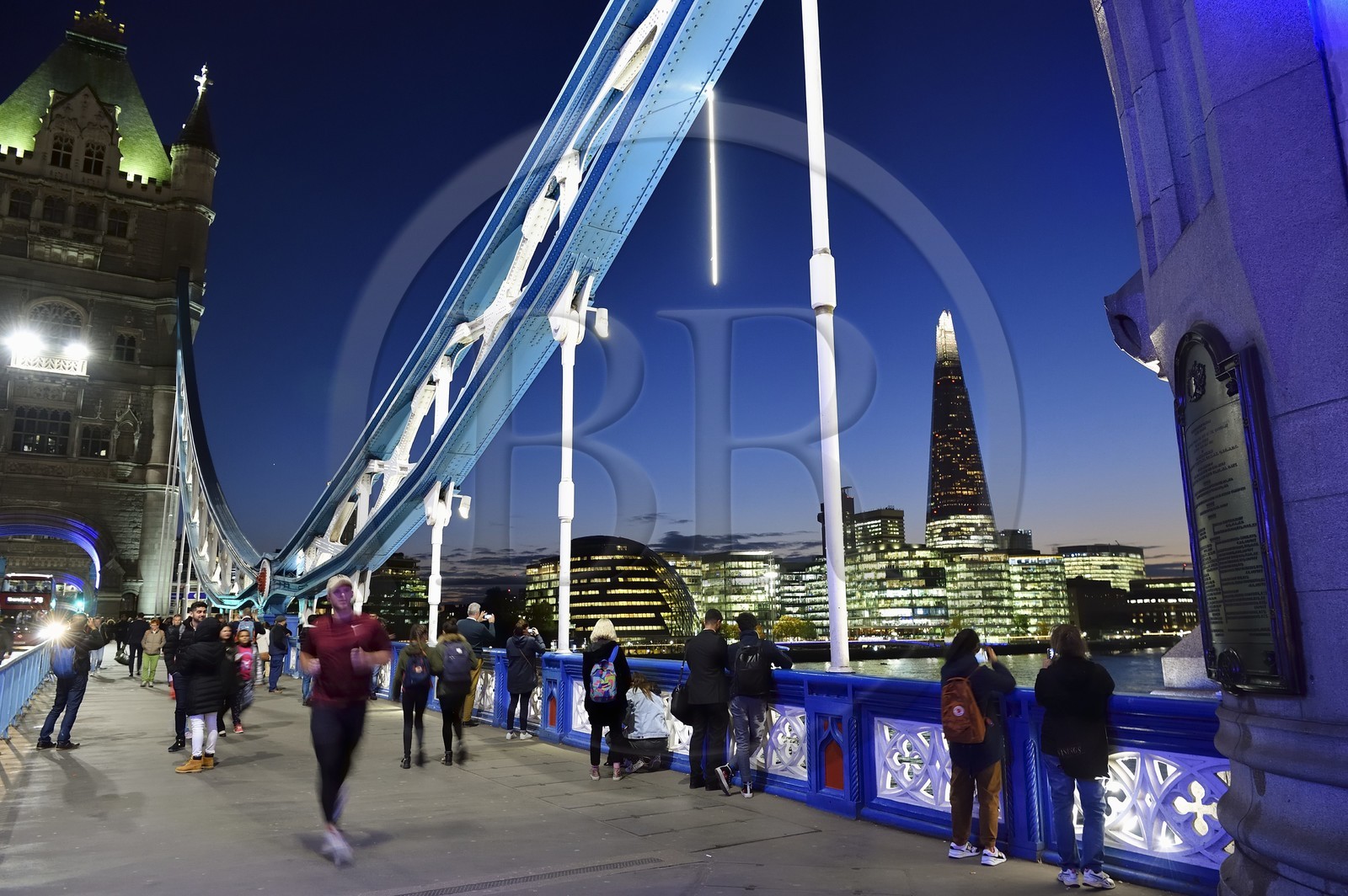 Royaume-Uni, Londres, Tower Bridge, pont basculant franchissant la Tamise entre les districts de Southwark et de Tower Hamlets, la Shard London Bridge Tower de l'architecte Renzo Piano en arrière-plan