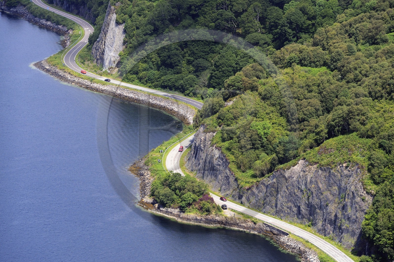 Royaume-Uni, Ecosse, Highland, Dornie, la route A87 le long du Loch Duich (vue aérienne)