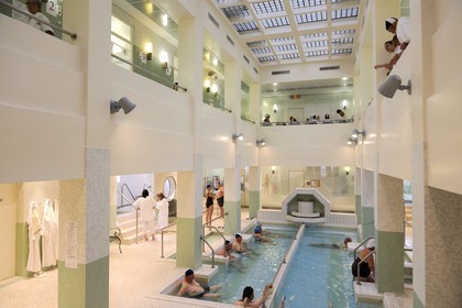 France, Vosges (88), Station thermale de Bains-les-Bains, la piscine des thermes
