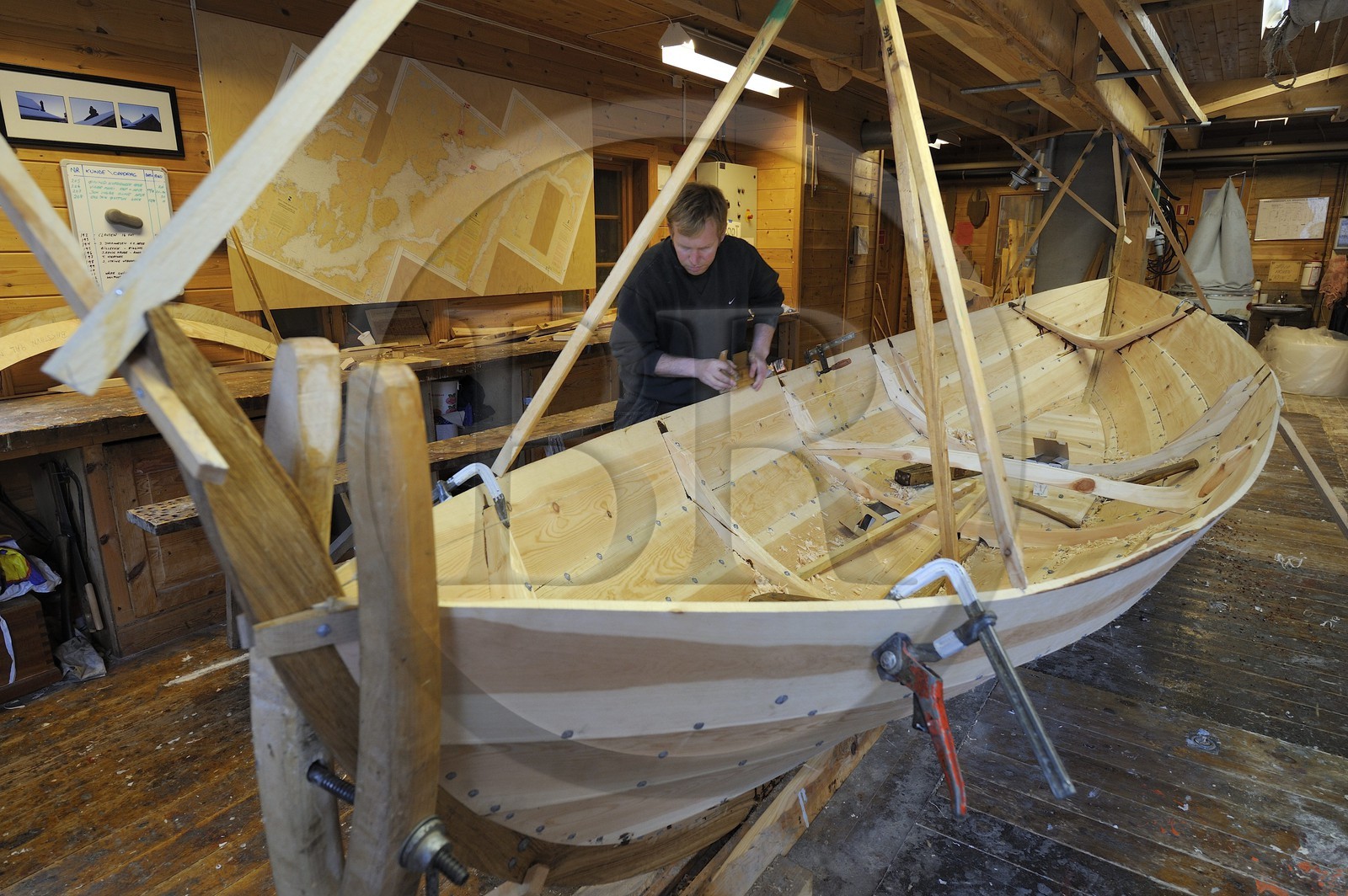 Norvège, Hordaland, Norheimsund, centre de préservation des bateaux Fartoyvernsenter, bateau en bois à rame construit traditionnellement par Bjorn Kvalvik