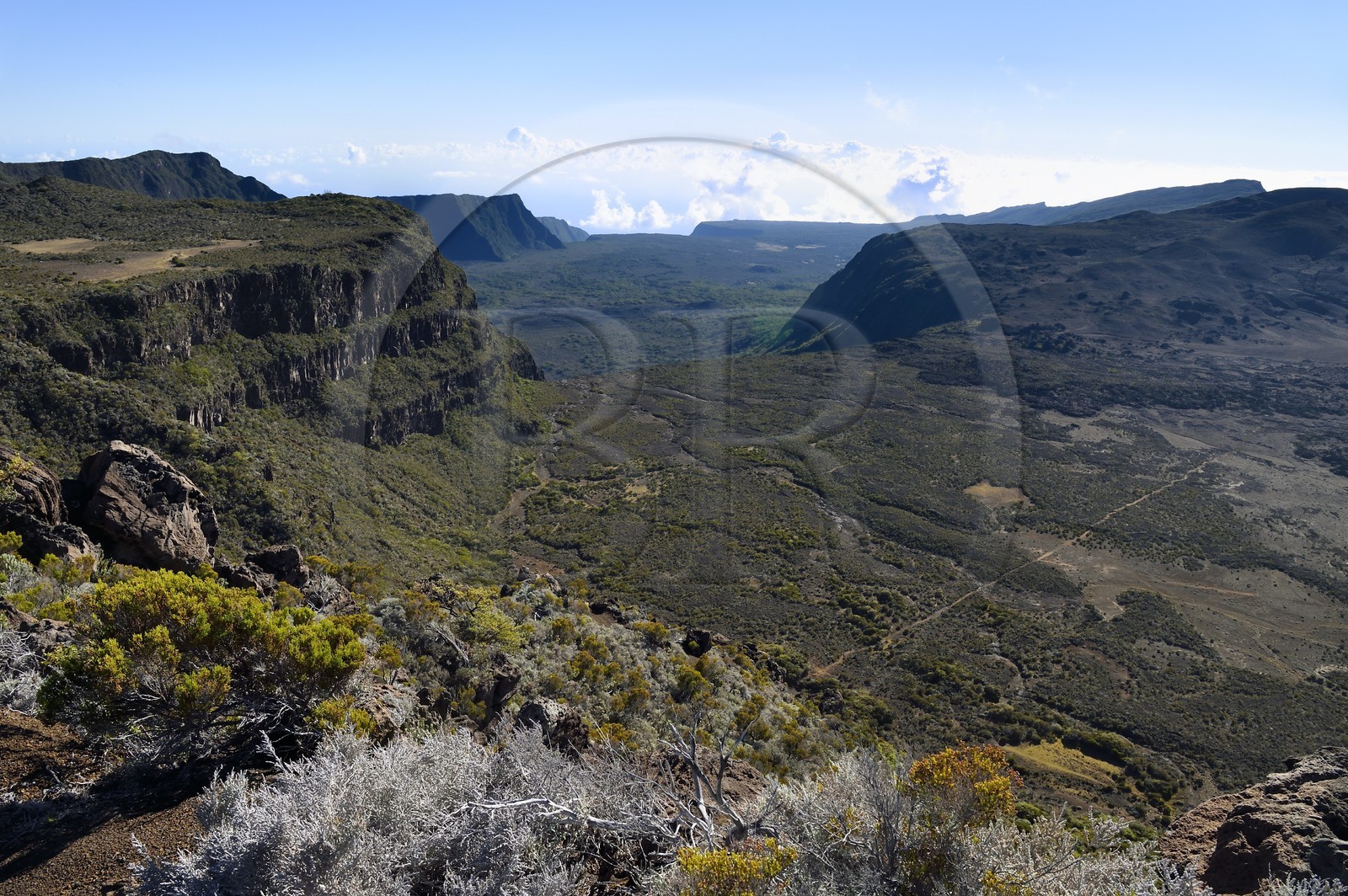 France, Ile de la Reunion, Parc National de la Réunion classé Patrimoine Mondial de l'UNESCO, sur les pentes du volcan de Piton de la Fournaise, randonnée du sentier de l'oratoire Ste Thérèse au dessus de la Plaine des Sables