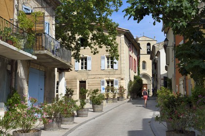 France, Vaucluse, Parc Naturel Regional du Luberon (Natural Regional Park of Luberon), Cucuron, labelled Les Plus Beaux Villages de France (The Most Beautiful Villages of France), street leading to Notre Dame de Beaulieu church