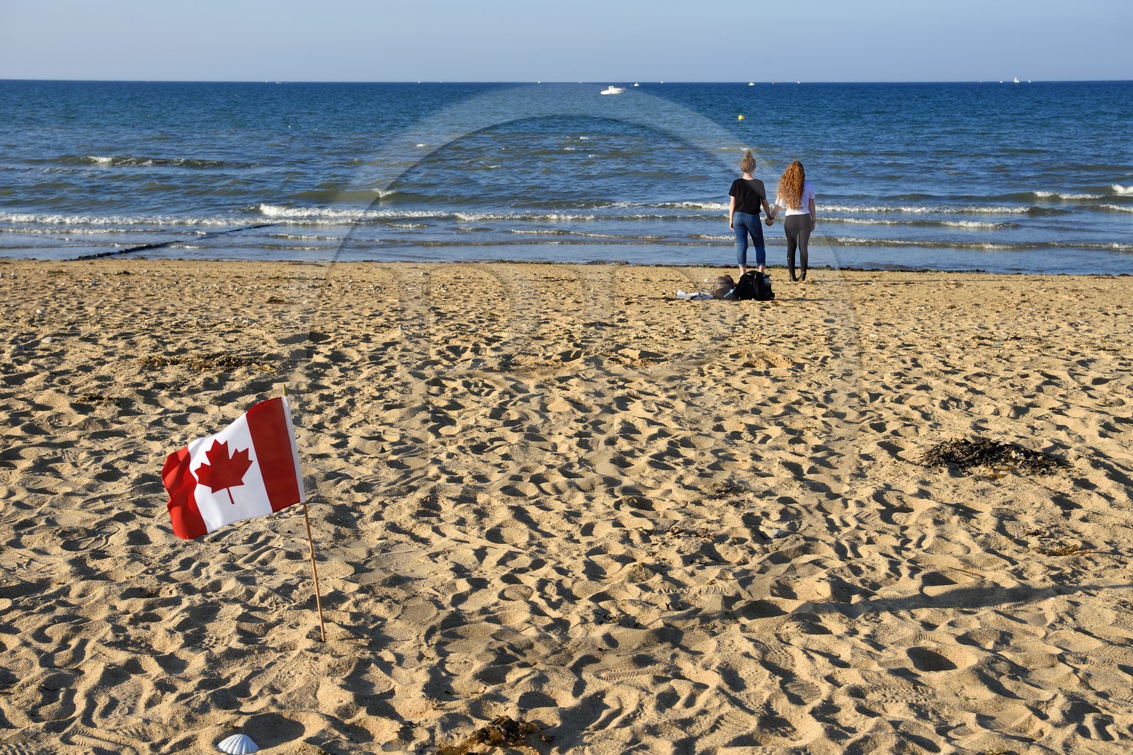 France, Calvados (14), Courseulles-sur-Mer, Centre Juno Beach, musée consacré au role du Canada lors de la Seconde Guerre Mondiale, descendantes de soldats canadiens sur la plage