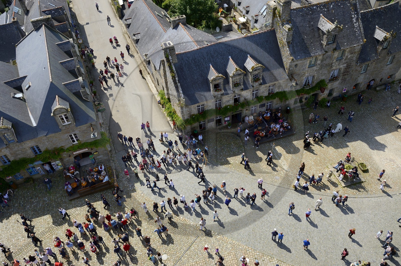 France, Finistère (29), Locronan, labellisé Les Plus Beaux Villages de France, retour de la procession de la petite Troménie à l'église Saint-Ronan par la rue Saint Maurice
