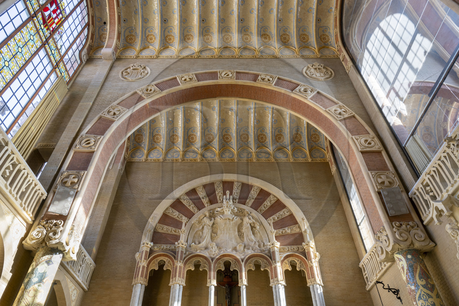 Espagne, Catalogne, Barcelone, quartier d'El Guinardo, ancien Hospital de la Santa Creu i de Sant Pau classé Patrimoine Mondial de l'UNESCO, de style moderniste par l'architecte Domenech i Montaner, aujourd'hui un musée et un centre culturel, batiment de l'administration, tympan représentant les armes de l'ordre des Hospitaliers entouré de deux anges réalisé par Pau Gargallo, plafond et piliers ornés de mosaïques