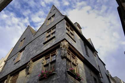 France, Indre et Loire (37), Tours, place Plumereau, maison à l'angle de la rue de la Monnaie