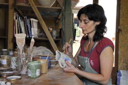 France, Gard (30), région du Pays d'Uzège, Saint-Quentin-la-Poterie, Christine Carotenuto à l'atelier de poterie Les Animals