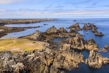 France, Finistère (29), Mer d'Iroise, Ile d'Ouessant, la cote dechiquetée et les rochers de la cote Nord, le phare du Créac'h en arrière plan (vue aérienne)
