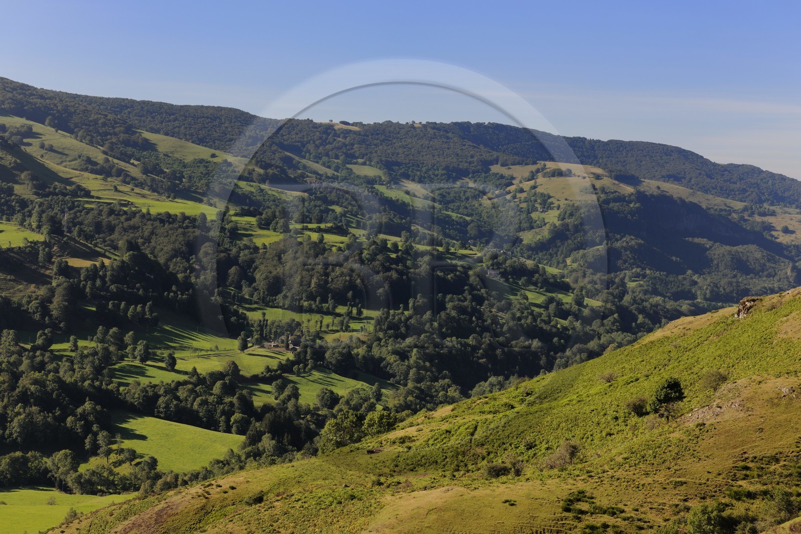 France, Cantal (15), monts du Cantal, Parc Naturel Régional des Volcans d' Auvergne, vallée de la Cère à Saint-Jacques-des-Blats