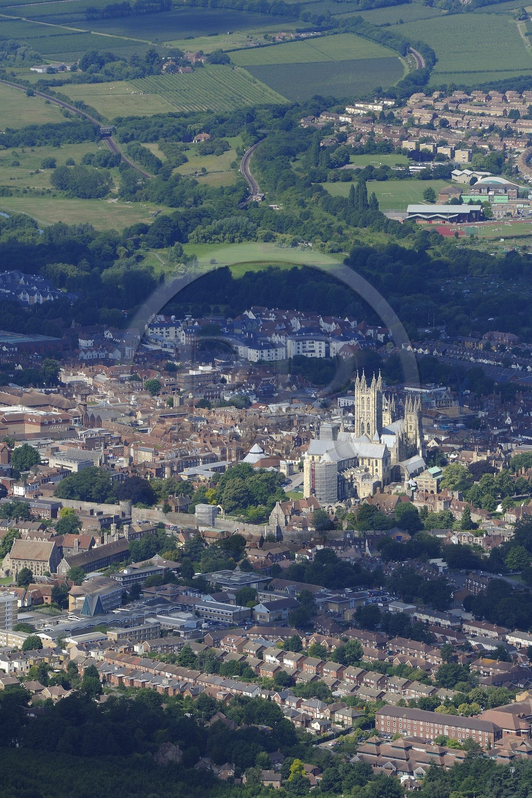Royaume-Uni, Angleterre, Kent, cité de Canterbury (ou Cantorbéry), la cathédrale (vue aérienne)