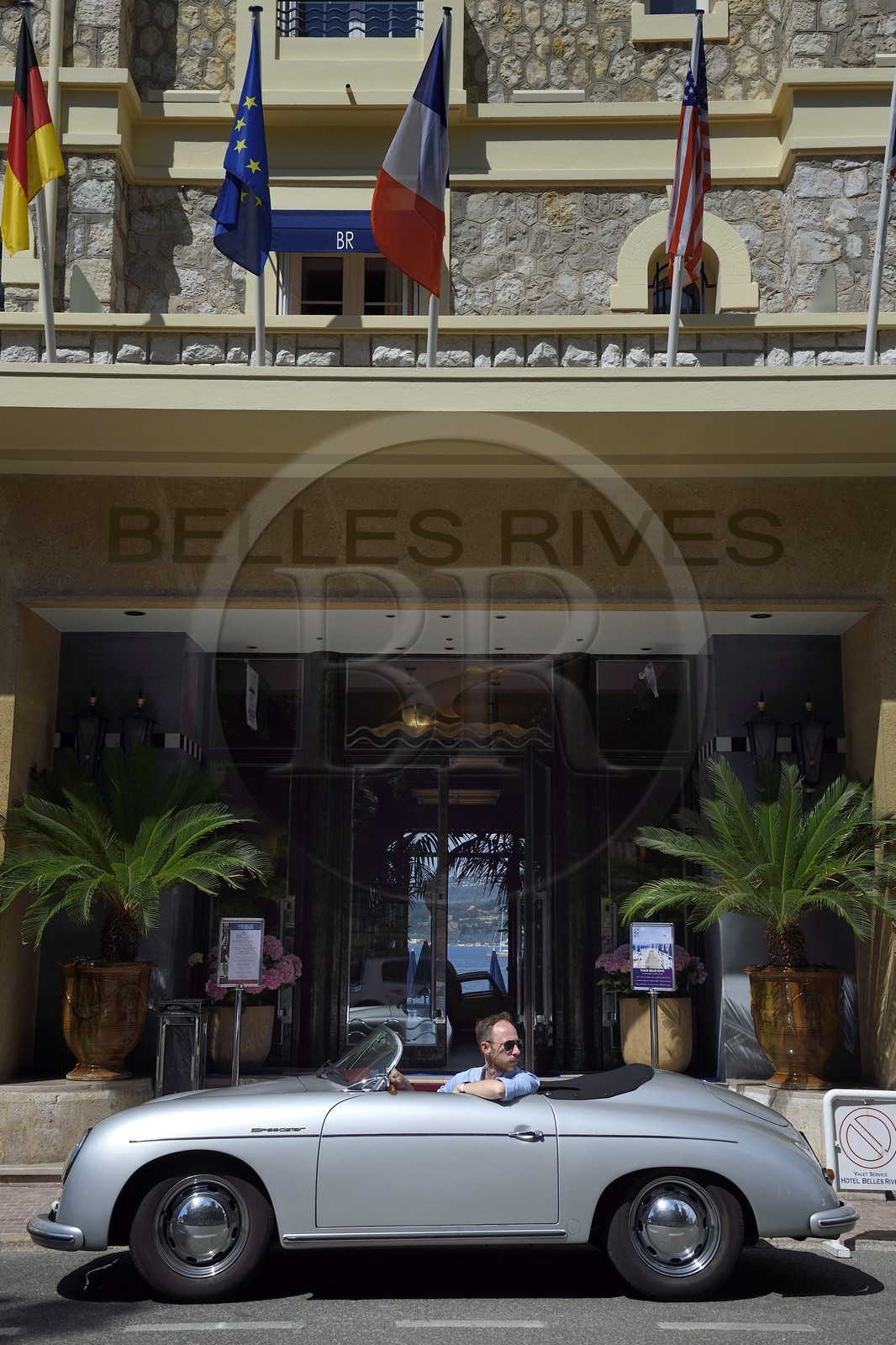 France, Alpes-Maritimes (06), Antibes,  Juan-les-Pins, Porsche Speedster 356 décapotable de collection devant l'hotel Belle Rives