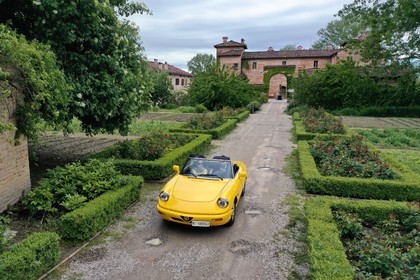 Italie, Emilie-Romagne, Polesine Zibello aux environs de Parme, Hotel et restaurant Antica Corte Pallavicina, cabriolet Alfa Romeo Duetto Spider jaune (vue a