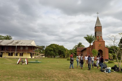 Gabon, province de Ogooué- Maritime, région de Omboué, lagune Fernan Vaz (Nkomi), la mission Sainte-Anne dont l'église a été construite dans les ateliers de Gustave Eiffel, groupe de jeunes effectuant une retraite