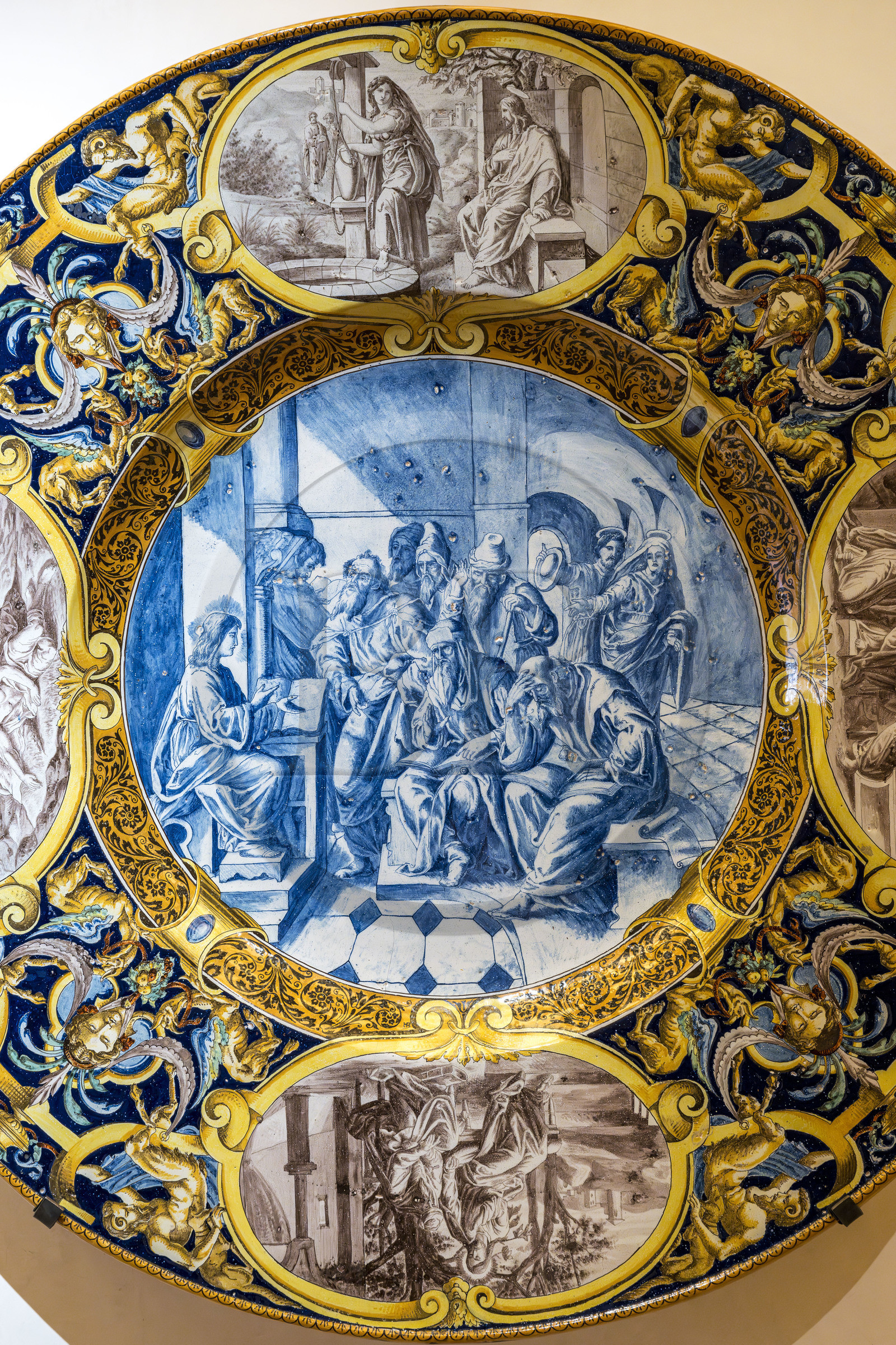 France, Nièvre (58), Nevers, musée de la Faïence et des Beaux-Arts, plat décor de scènes bibliques, manufacture Le Bout du Monde (vers 1880)