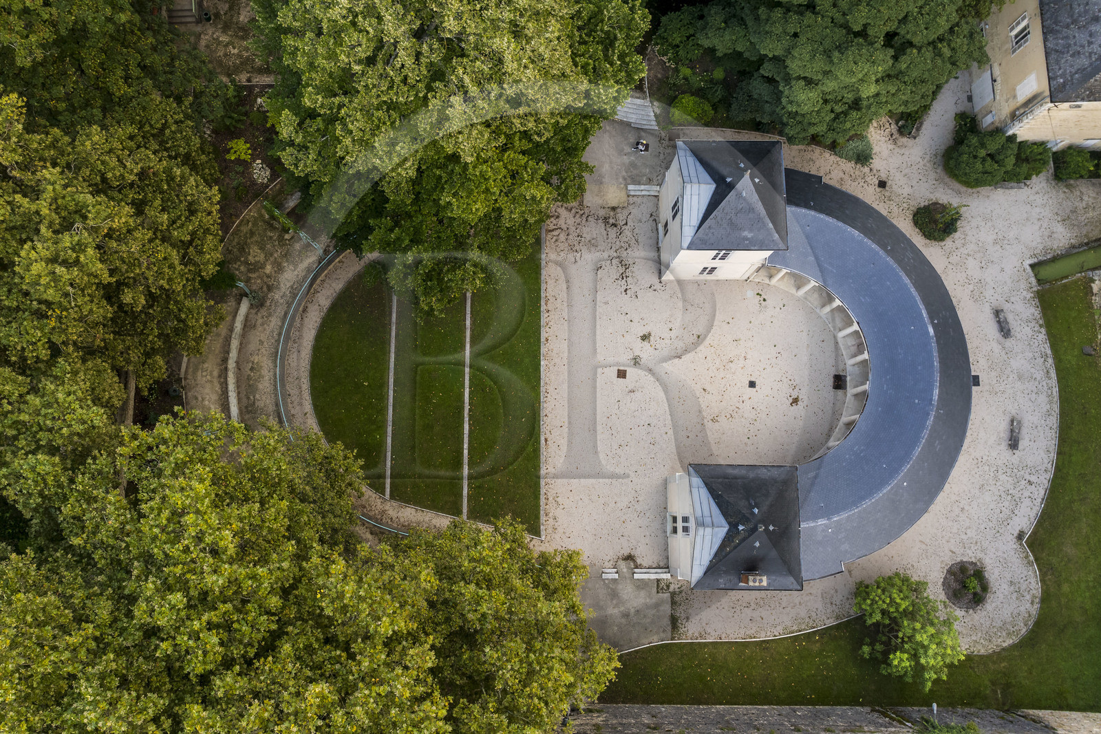 France, Côte-d'Or (21), les climats de Bourgogne classés Patrimoine Mondial de l'UNESCO, Beaune, le Théatre de Verdure aménagé dans les anciens établissement de bains-douches, construits en en 1813 dans le fossé du rempart de la Comédie (vue aérienne)