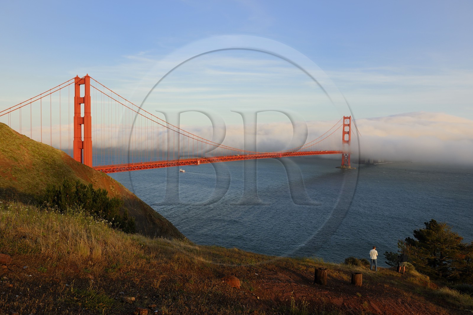 Etats-Unis, Californie, San Francisco, le pont du Golden Gate Bridge émergeant de la brume Etats-Unis, Californie, San Francisco, le pont du Golden Gate Bridge émergeant de la brume