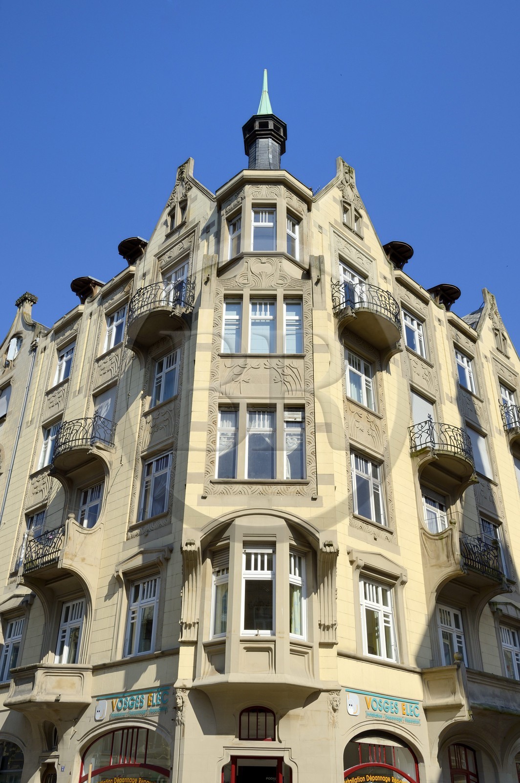 France, Bas-Rhin (67), Strasbourg, quartier de la Neustadt datant de la periode allemande, immeuble d'inspiration Art Nouveau à l'angle de l'avenue des Vosges et de la rue Sellenick